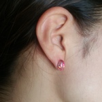 丸いピアス…赤色