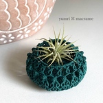[受注制作] yumri ⌘ macrame マクラメ珠飾り編みのプフ型小物入れ　高さ約4cm 直径約7.5cm 