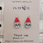 【小さめピアス】　クリスマス　かわいい猫ピアス　白猫　ネコピアス　ねこピアス　猫　ピアス　アクセサリー　チャーム　ハチワレ　黒猫