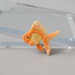 金魚の手刺繍ブローチ