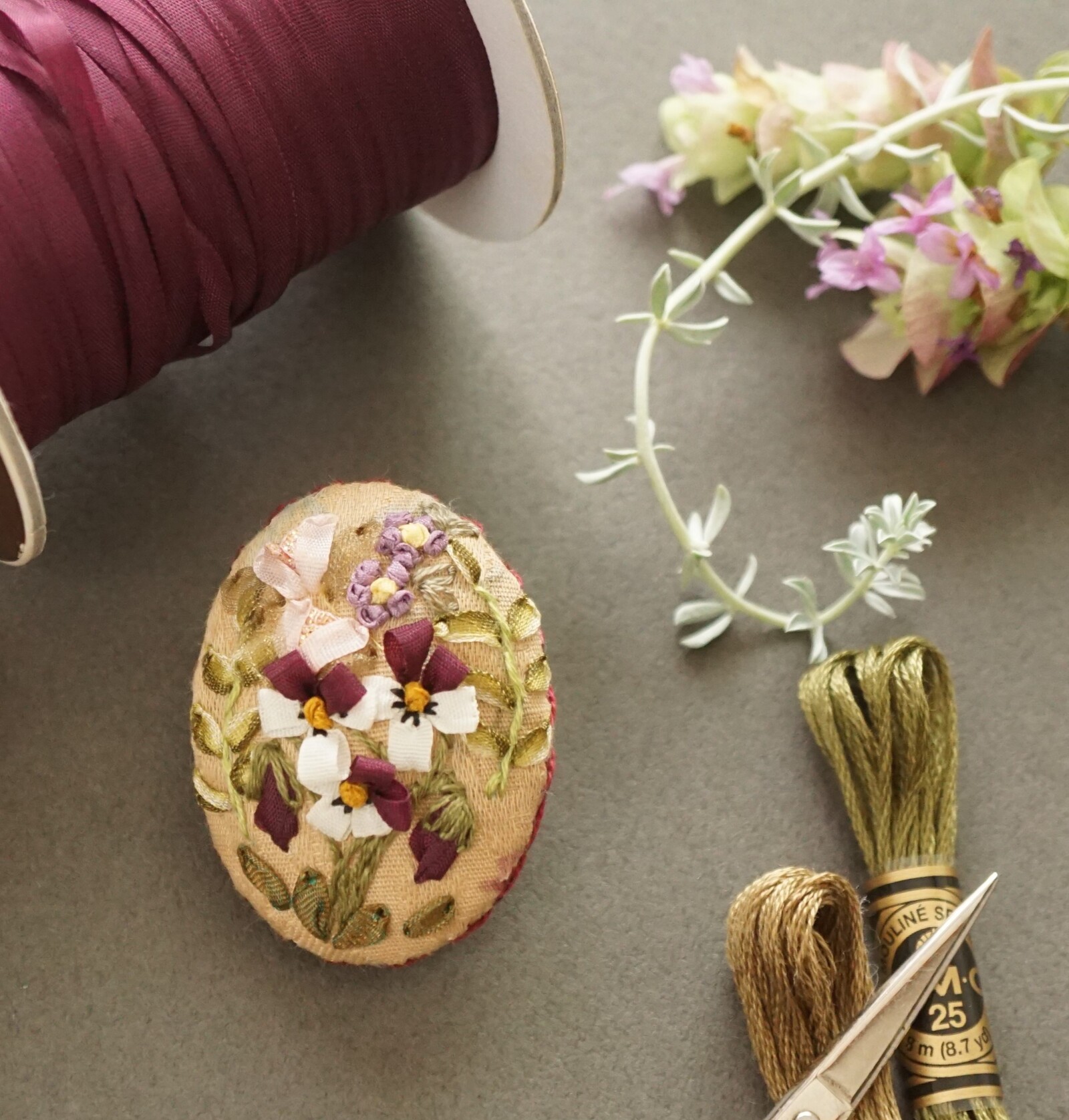 サテンリボン花刺繍ボックス　レース　フランスアンティーク　箱　メルスリー　金糸 サテンリボン花刺繍ボックス レース フランスアンティーク 箱