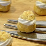 1/12粉砂糖をふりかけたシュークリーム １個ミニチュアパン ミニチュアスイーツ フェイクスイーツ フェイクパン 食品サンプル ドールハウス デコパーツ ミニチュアフード 樹脂粘土 シルバニア 