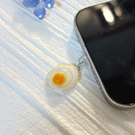 目玉焼き　チャーム ダストプラグ コネクタ防塵保護カバー アクセサリー iPhone スマホ 携帯 AirPods