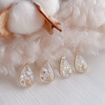 「六花」耳飾り　雪の結晶　大人　上品　綺麗　小さめ　スノークリスタル　冬　キラキラ　一粒　可愛い　クリスマス 雫ドロップ