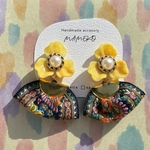 インド刺繍とイエローマーブルフラワー✳ピアス､イヤリング✳ 刺繍 インド刺繍 アンティーク レトロ 個性的 花 カラフル 北欧 古着 レトロ  黄色 イエロー チロリアン 着物 卒業式 和装 