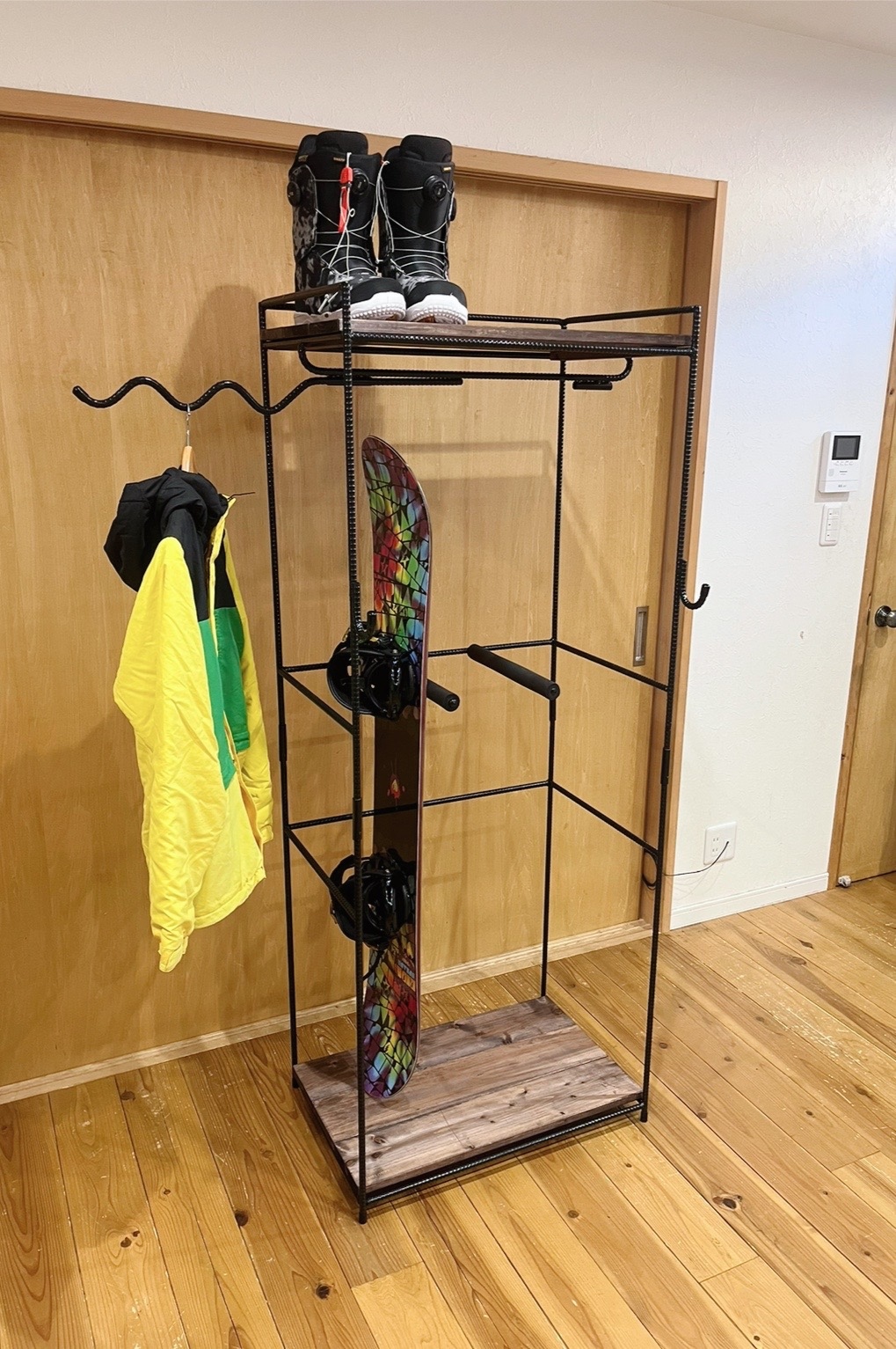 本格アイアンウッドのスノボー専用ラック ブーツ&ウェア収納一体型