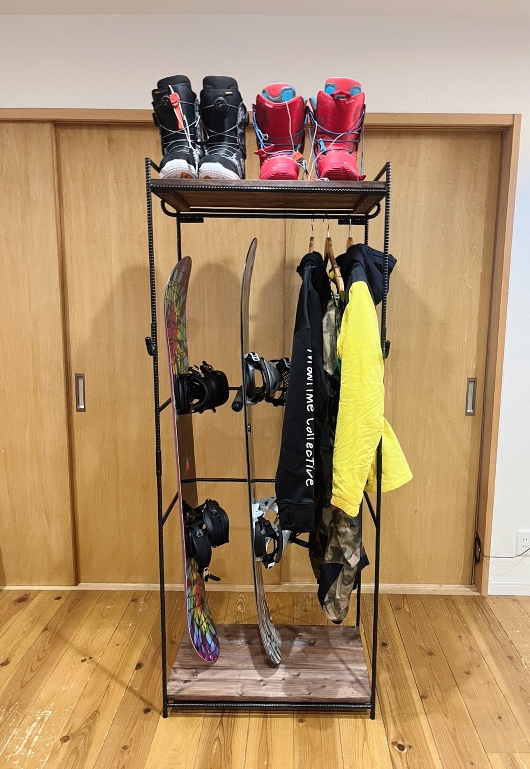 本格アイアンウッドのスノボー専用ラック ブーツ&ウェア収納一体型
