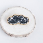 ひげのブローチ（ビーズ刺繍）
