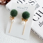 ふわもこファーのピアス/イヤリング〈ダークグリーン〉