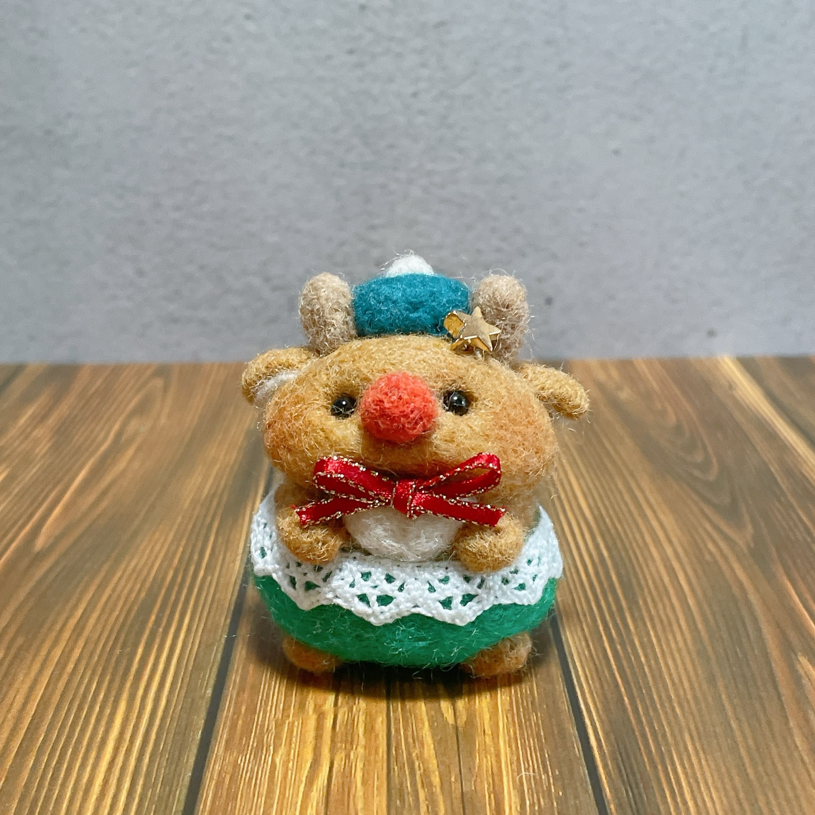 専用ページ　クリスマス作品　羊毛フェルト 新しいクリスマスリースを飾ろうとしていたら、ヒツジさんが遊び