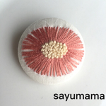 ☆刺繍☆くるみボタンのブローチ