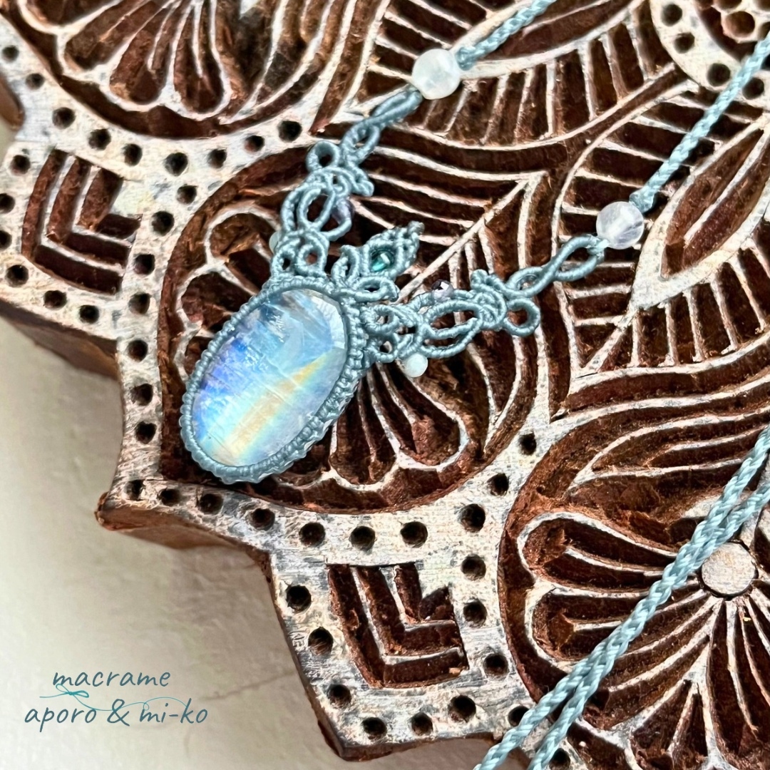 マクラメ編み ホワイトラブラドライト　 マクラメネックレス　プチネックレス マクラメネックレス ホワイトラブラドライト(レインボームーンストーン
