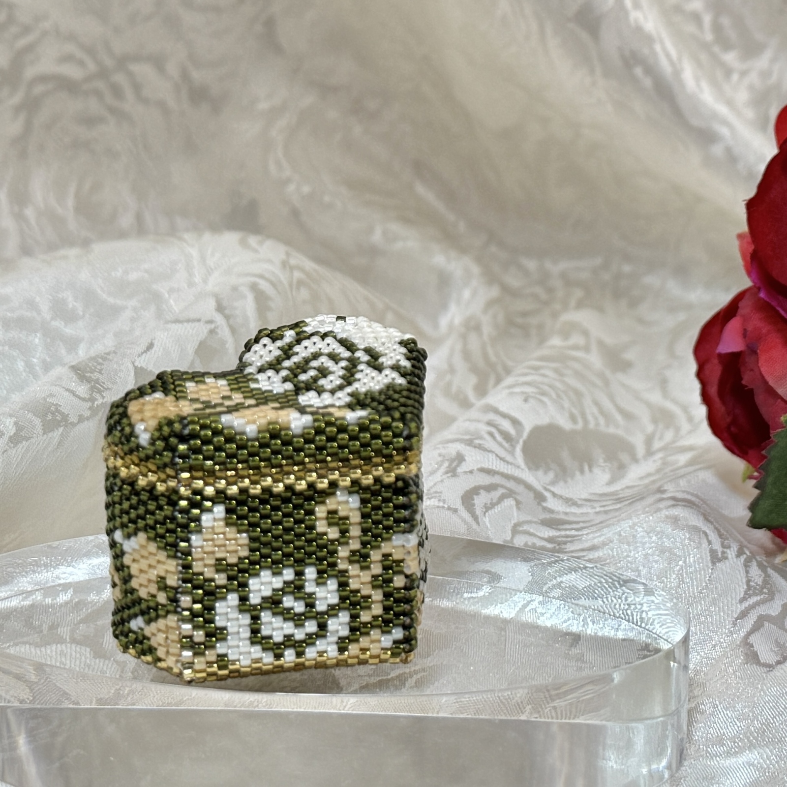 ビーズステッチボックスキット 「ばらの小箱 "エルフの花園" 」〈olive〉