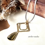 スモーキーグレージュのフレームガラスストーン×ダブルゴールドスクエアのロングスエードペンダント