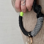 まん丸MINI パラコードのショートストラップ　black×neon