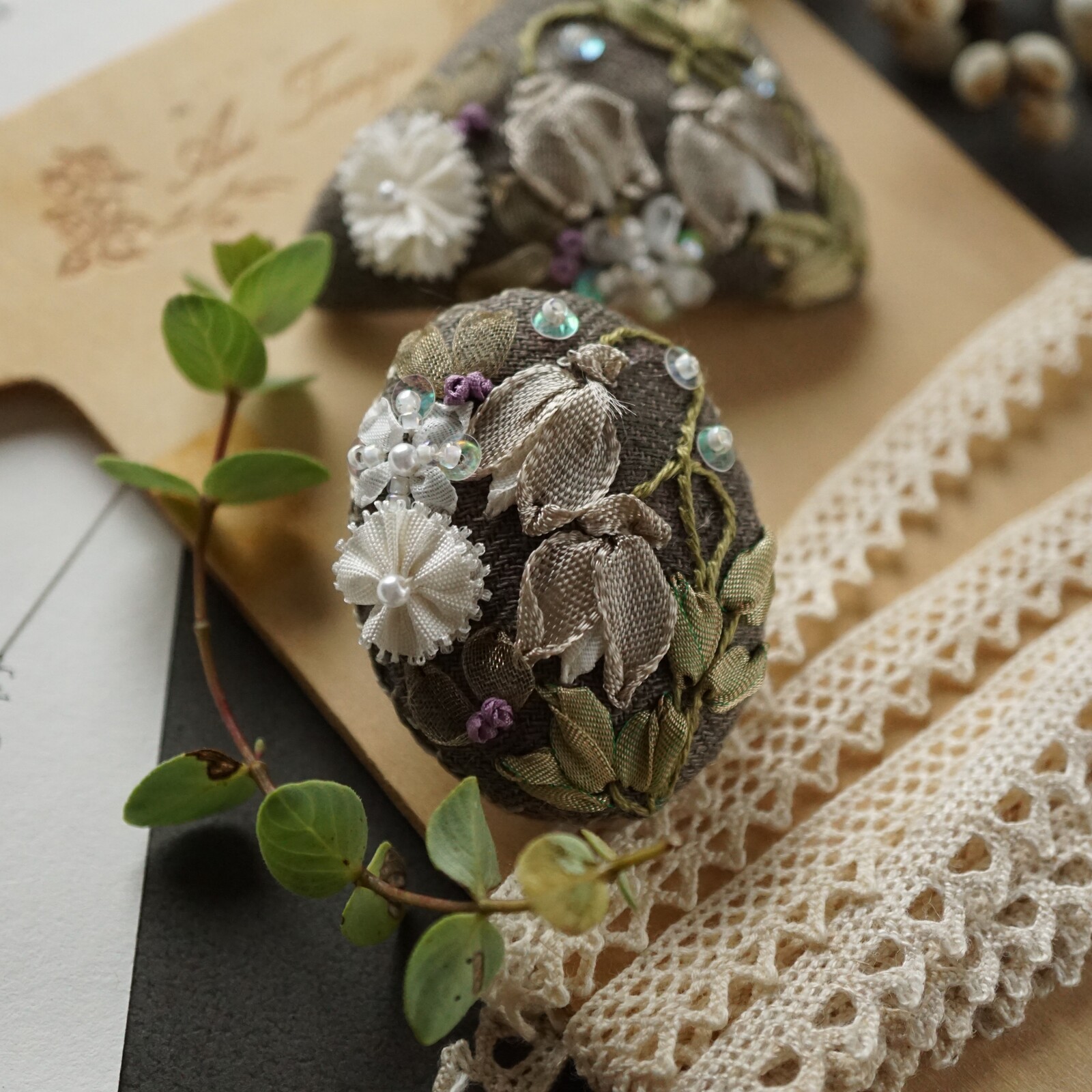 サテンリボン花刺繍ボックス　レース　フランスアンティーク　箱　メルスリー　金糸 サテンリボン花刺繍ボックス レース フランスアンティーク 箱