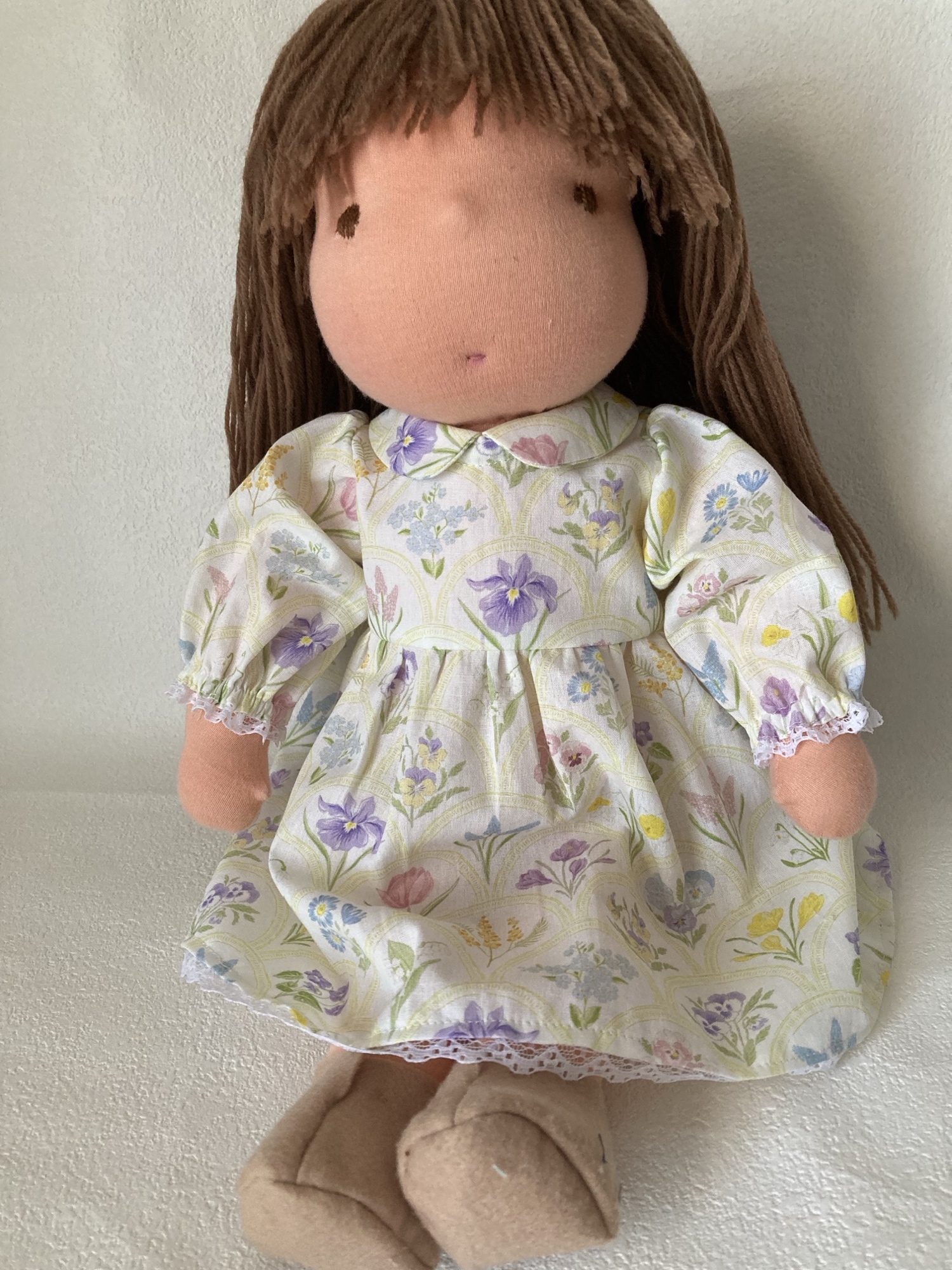 花柄ワンピースの女の子　ハンドメイド　ドール　お人形　ウォルドルフ人形風 ハンドメイド ピンクのワンピースの小さなお人形 ドール