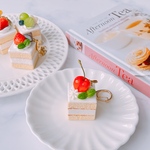 感謝特別価格✨✨さくらんぼ　ショートケーキ　キーホルダー☆フェイクスイーツ　クレイケーキ　　スイーツキーホルダー