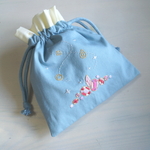 降り積もる宝石刺繍　巾着袋　水色に赤色宝石