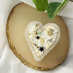 送料無料　⭐️ ホワイトキラキラハート　ビーズ刺繍ブローチ