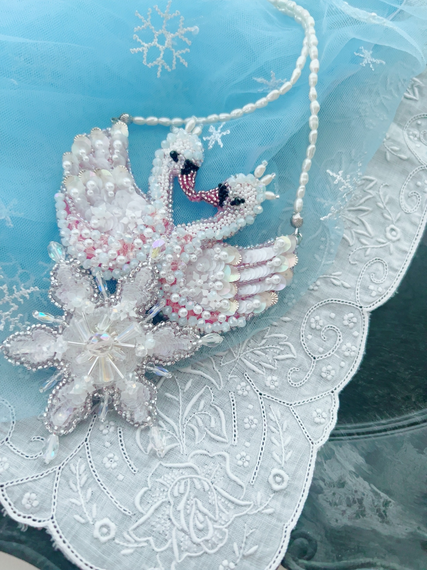 白鳥と雪の結晶のネックレス　オートクチュール刺繍