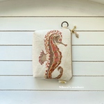 ポーチ　15×11×3cm　シーホース刺繍／ベージュ