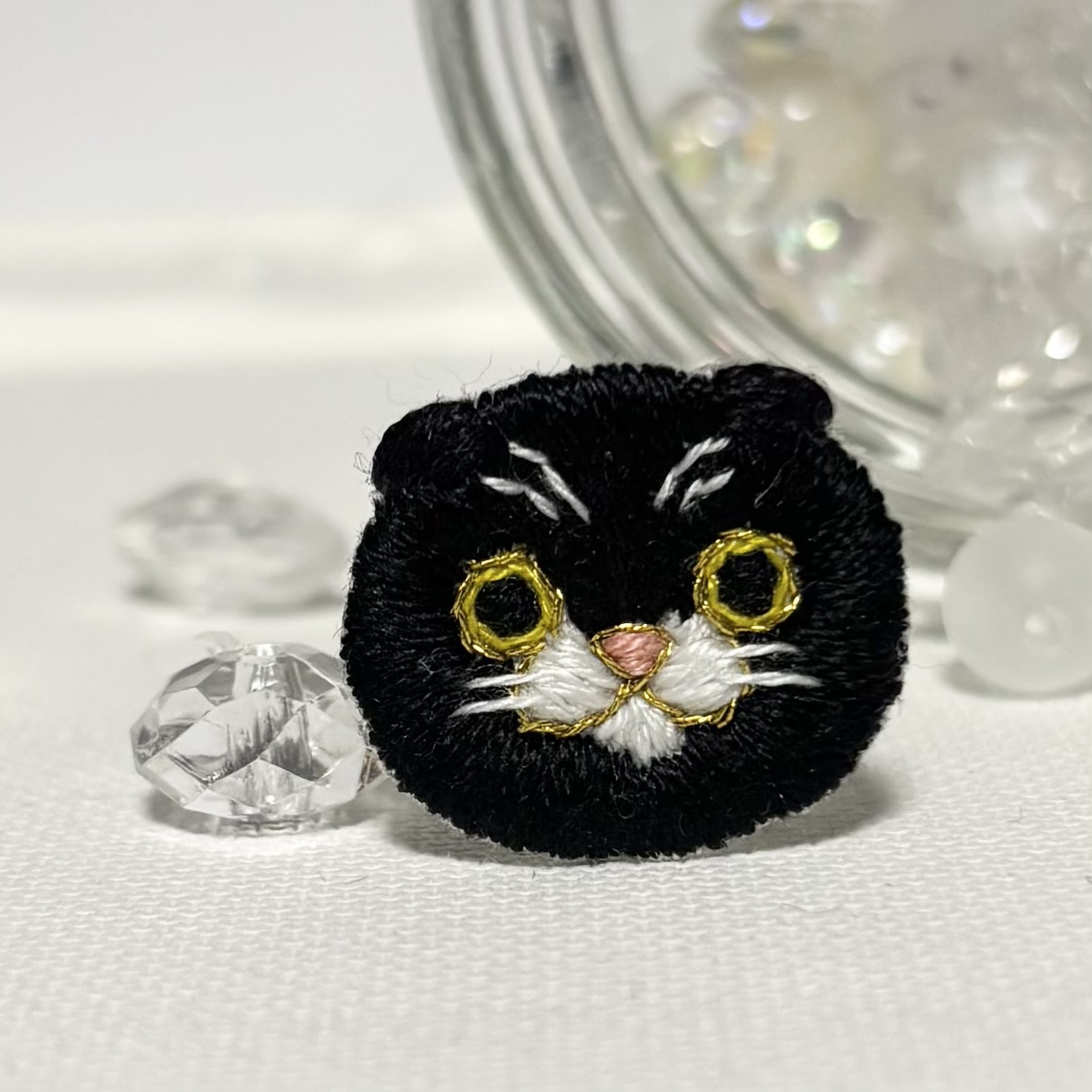 三毛猫のダーニング刺繍キーホルダー or ブローチ ハンドメイド