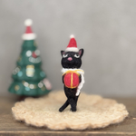 プレゼントを抱えた黒猫さん