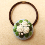 白バラ刺繍 くるみボタンヘアゴム