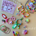 💗ワクワクお楽しみキット①🌟ブレスレット&ワイヤーキーホルダーセット　名前札付き　ビーズキーホルダー　ビーズストラップ　キッズブレスレット　ハンドメイドキット　ワークショップ