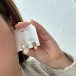 ミニフラワーとパールとゴールドのアシンメトリーピアス