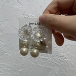 クリアフラワーとパールアシンメトリーピアス