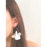 ヒラヒラ♡ お花 ホワイト しずくフープ イヤリング