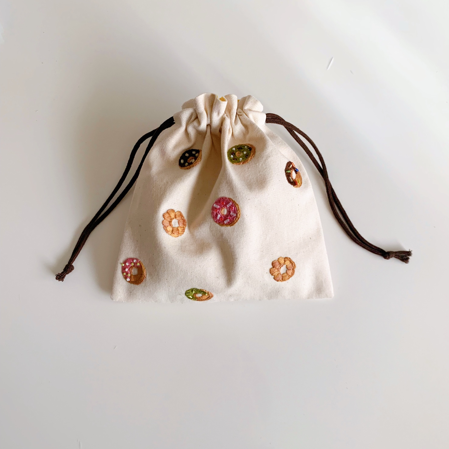 キラキラビーズのドーナツの刺繍巾着
