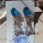 【雨上がり】青×金×クリスタルのコントラストが美しい揺れるピアス