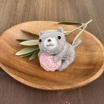 毛糸玉大好き猫ちゃん　グレー　羊毛フエルトキーホルダー