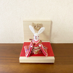 ちょこんと可愛い　お正月飾りに　お着物姿の迎春うさぎ  台座と衝立付き (還暦のお祝い・古希のお祝い・えんぎもの・お正月飾り)