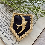 鳥の真鍮パーツの本革ブローチ