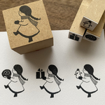 【手に持たせて冬ver./みつあみ】イラストはんこ　3cm角　ラバースタンプ