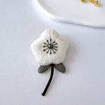 北欧お花のふっくら刺繍ブローチ（白・ホワイト）