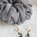 ボリュームシュシュ しゅしゅ 冬アクセサリー  チャーム付き Shadow Gray