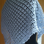 レース編みの三角ストール　水色