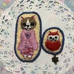 ハンドメイド　和装猫とだるま猫の刺繍ブローチ