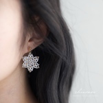 21時販売　手編みタティングレース雪の結晶［雪の儚さ］クリスタル　ビーズピアス／イヤリング