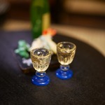 お洒落グラスで日本酒を・・１本　ミニチュア