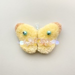ぬいぐるみのようなふわふわ蝶々のブローチ　　　　　　　　【 モンキチョウ 】