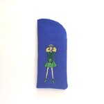 メガネケース　リネン　ブルーリネンに女の子の刺繡　