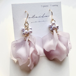 大人可愛い　パープル💜　エトフラ　大ぶり　花びら　ピアス　イヤリング　ポストピアス　樹脂フックピアス　樹脂ノンホールピアス　ネジバネ式イヤリング