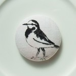 『ハクセキレイ』　29mm　アクリル直描きくるみボタン
