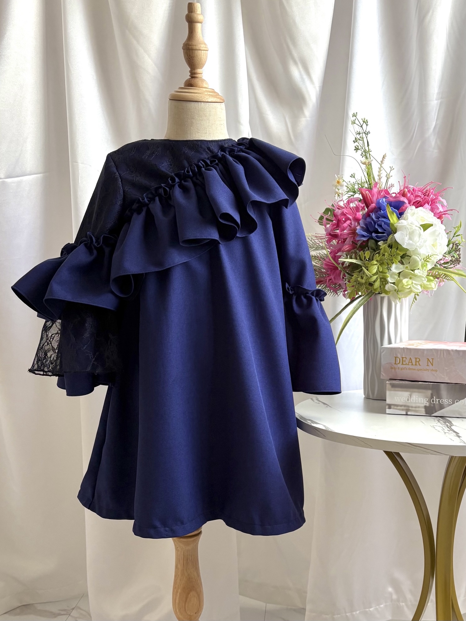 膝丈アシンメトリーフレア装飾ドレスワンピース nerine（ネイビー×ネイビー）